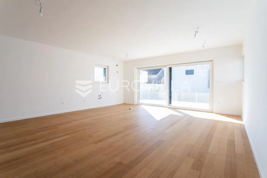 Vodice, NOVOGRADNJA, prostran apartman s dvorištem u centru mjesta, 139,61 m²