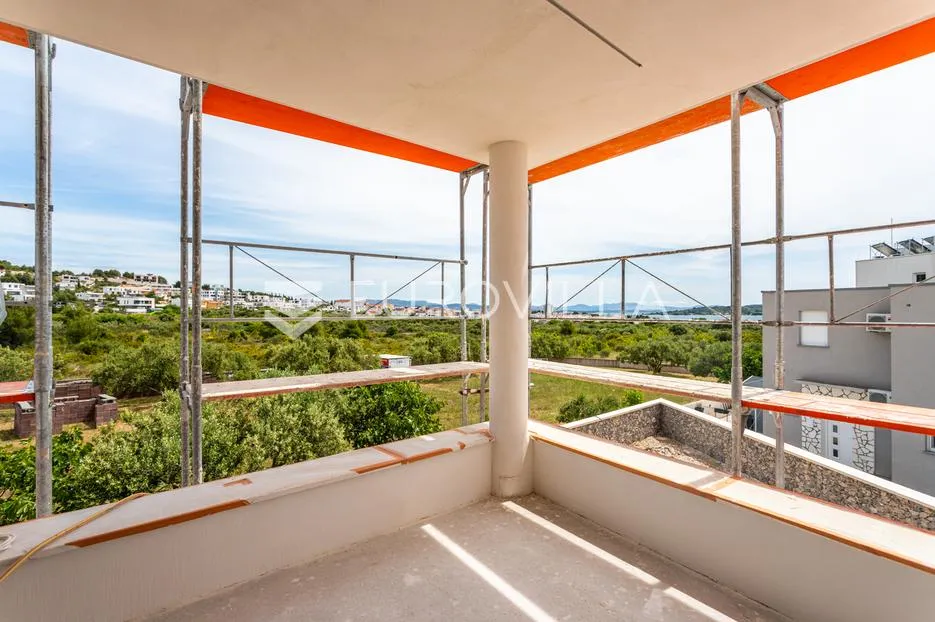 vodice, moderna novogradnja, trosoban stan s pogledom na more, 300 m od mora, 1k3 - slika 12