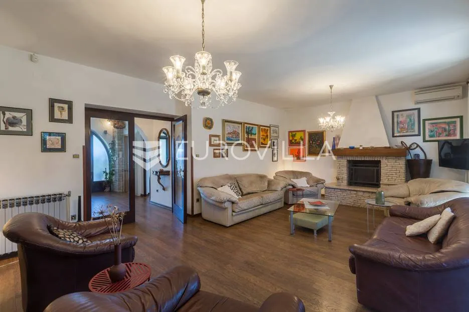 pula, veli vrh, vila s 4 odvojena apartmana, bazenom i velikom okućnicom - slika 46