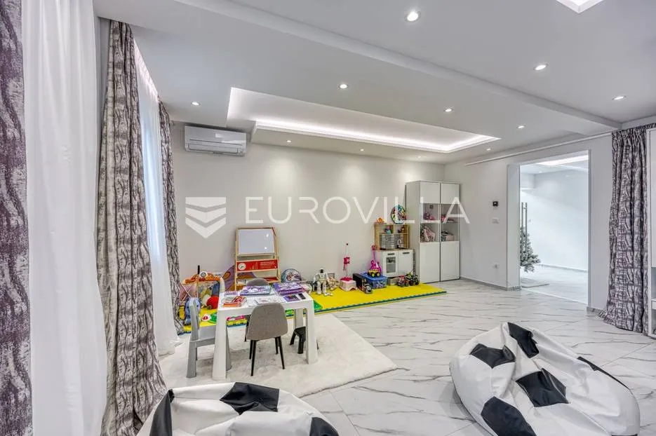 rovinj, impresivna obiteljska vila s bazenom smještena na mirnoj lokaciji - slika 25