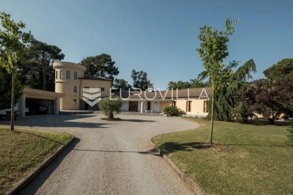 unikatna dvorac, vila u istri, barban okolica, s bazenom i prostranom okućnicom - slika 7