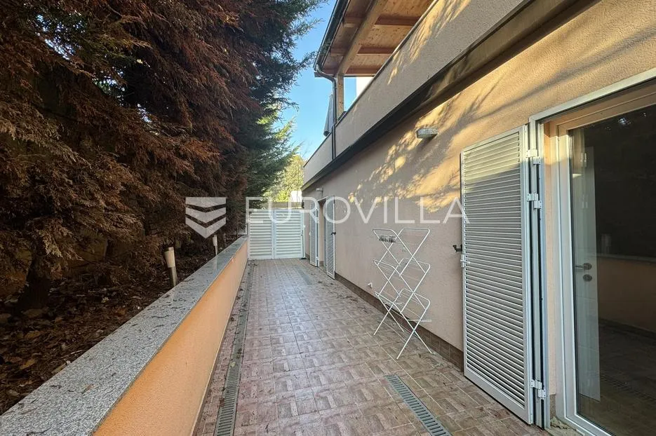 istra, pješčana uvala, stan u prizemlju sa vrtom, 300 m od mora - slika 1