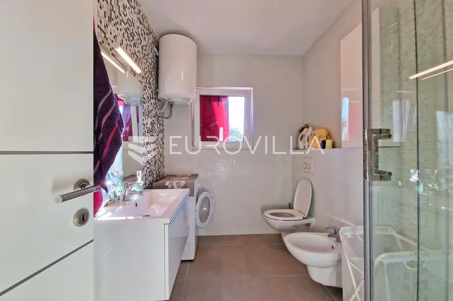 peroj, fažana, komforan stan 130 m² s vrtom 227 m² i prostranim suterenom - slika 19
