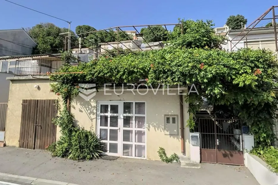 Novi Vinodolski, kuća, peterosoban stan 139 m² sa poslovnim prostorom 25 m², garaža, 250 m od mora