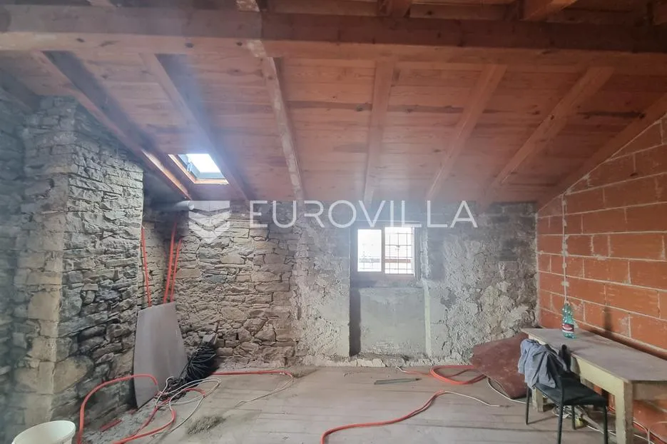 istra, grimalda, kamena kuća u nizu 90m2 s panoramskim pogledom na jezero i okolicu - slika 4