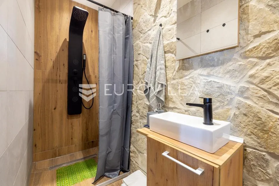 otočac, kuća 190 m², luksuzna, odmah useljiva, niskoenergetska - slika 10