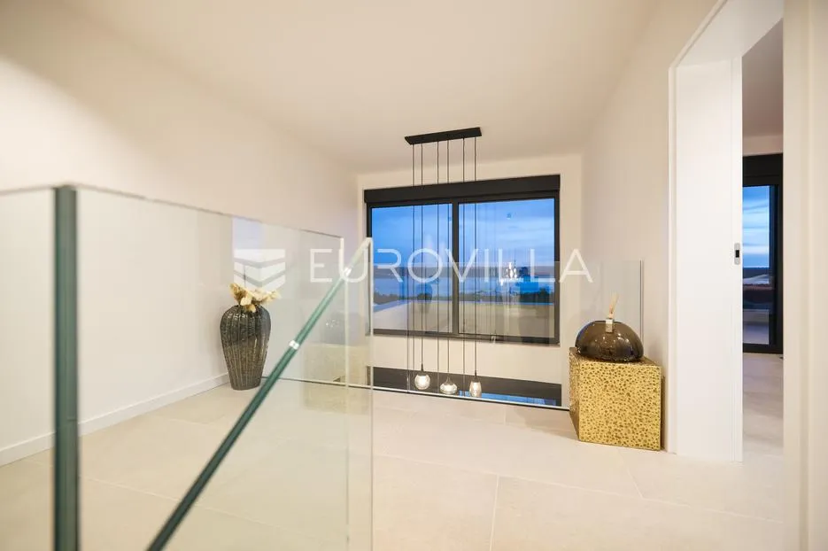 zadar, maslenica, luksuzna vila s bazenom i neometanim pogledom na more 254 m² - slika 47