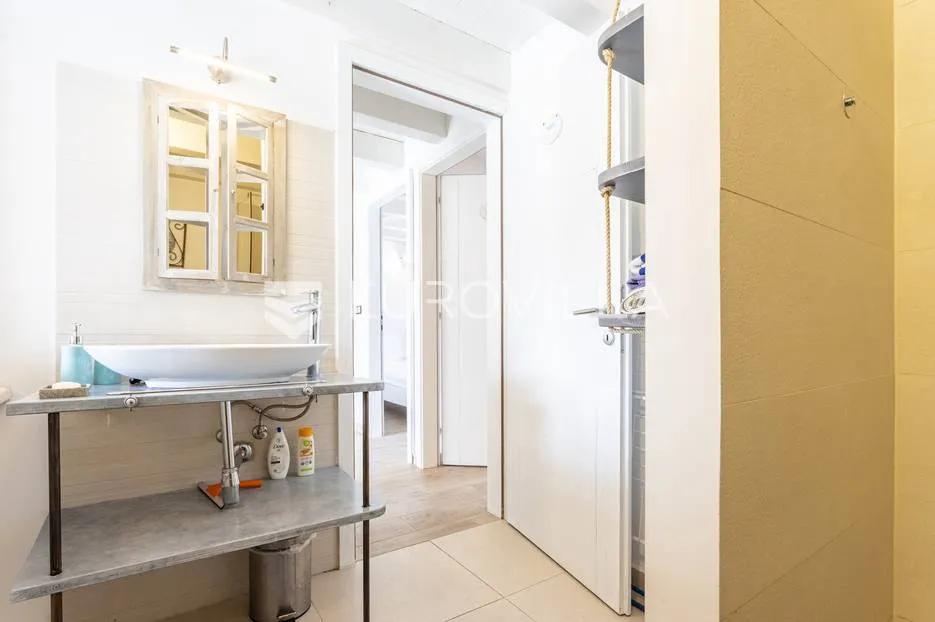 hvar, vrbanj, renovirana kamena kuća - slika 25