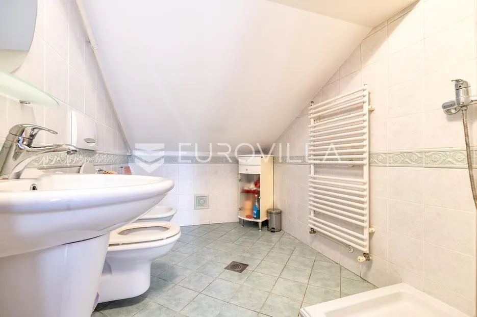 zagreb, sesvete, prekrasna obiteljska kuća 360 m² - slika 12