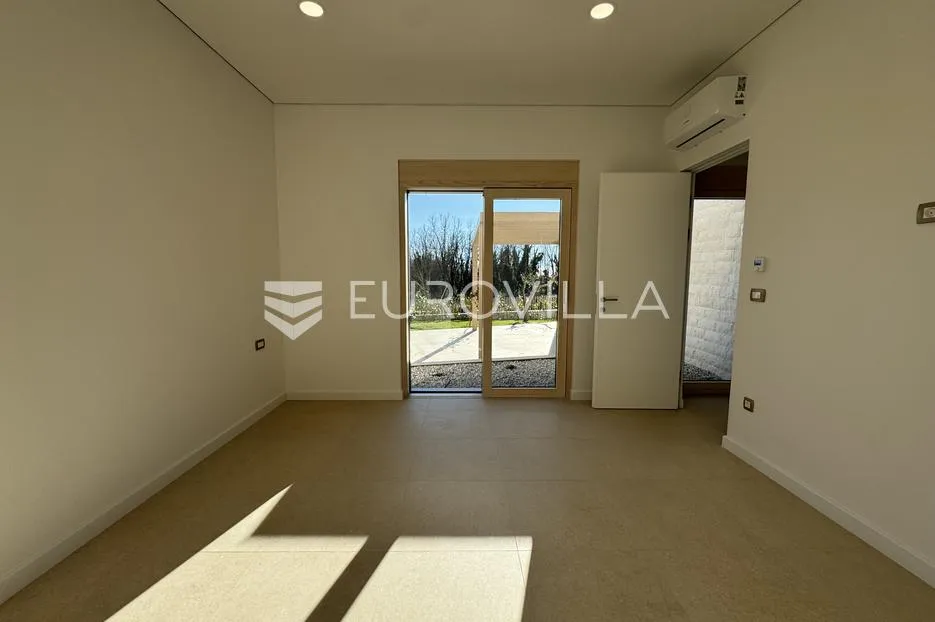 istra, majkusi, moderna prizemnica 160 m² s grijanim bazenom i uređenom okućnicom - slika 22
