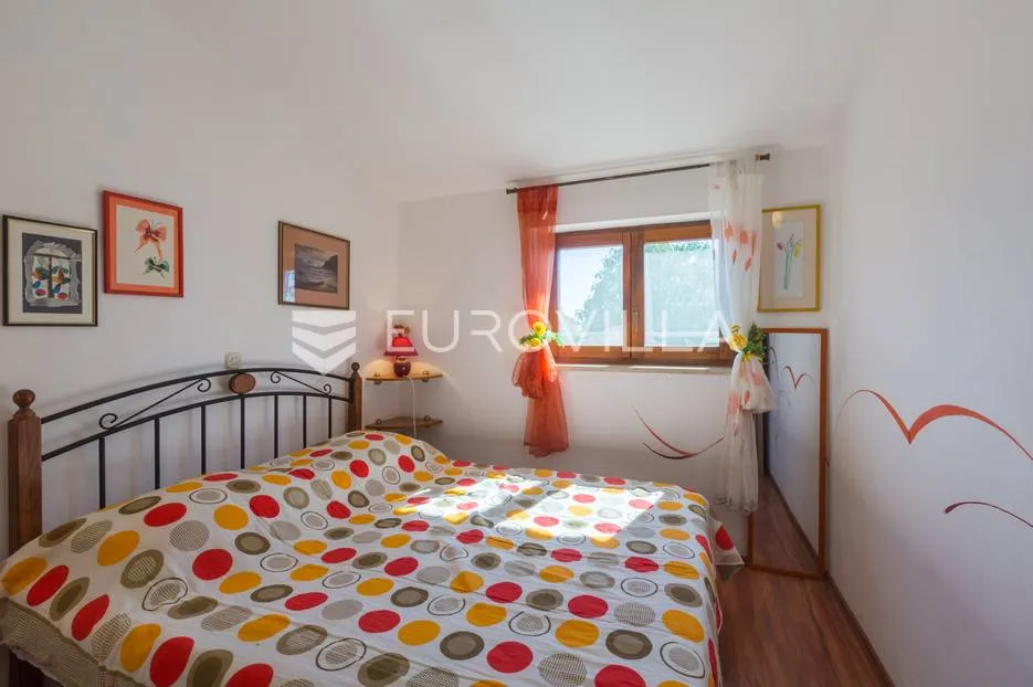 pula, veli vrh, vila s 4 odvojena apartmana, bazenom i velikom okućnicom - slika 60