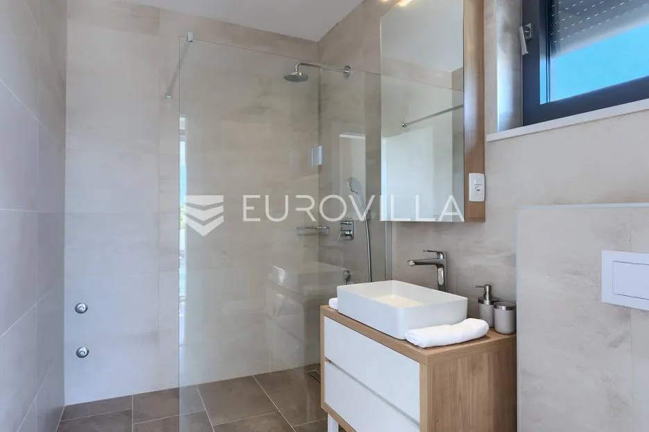 istra, brtonigla, moderna vila s bazenom i jacuzzijem - slika 40