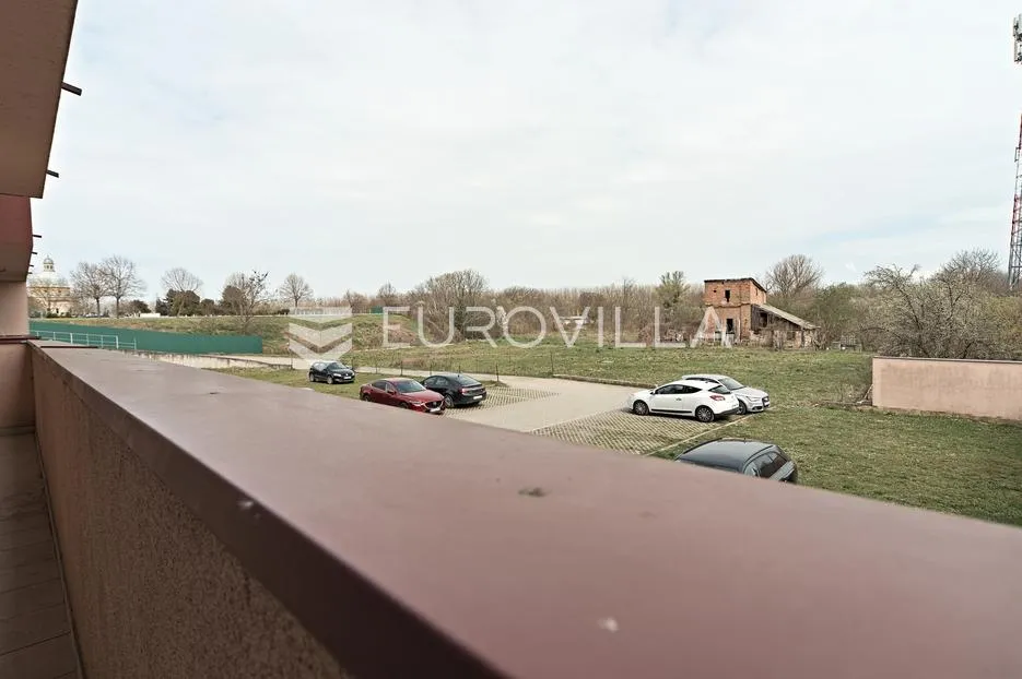 osijek, zeleno polje, funkcionalan trosoban stan s loggiom - slika 12