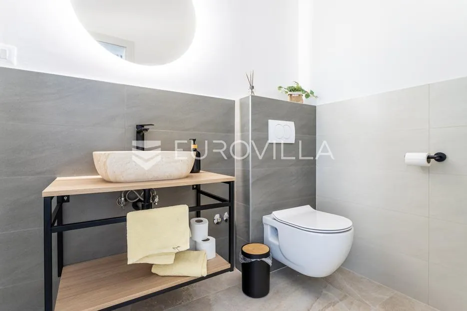 kaštela, novoizgrađena vila na mirnoj lokaciji - slika 12