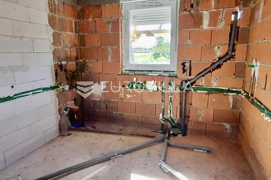 matulji, mučići, novoizgrađena dvojna kuća roh bau, četverosoban stan 213 m², bazen - slika 7