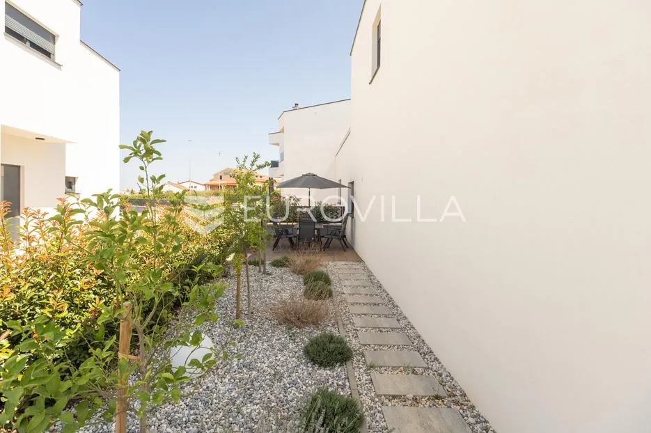istra, poreč, najam kuće 116 m² s jacuzzijem i vrtom na super lokaciji s pogledom na more - slika 37