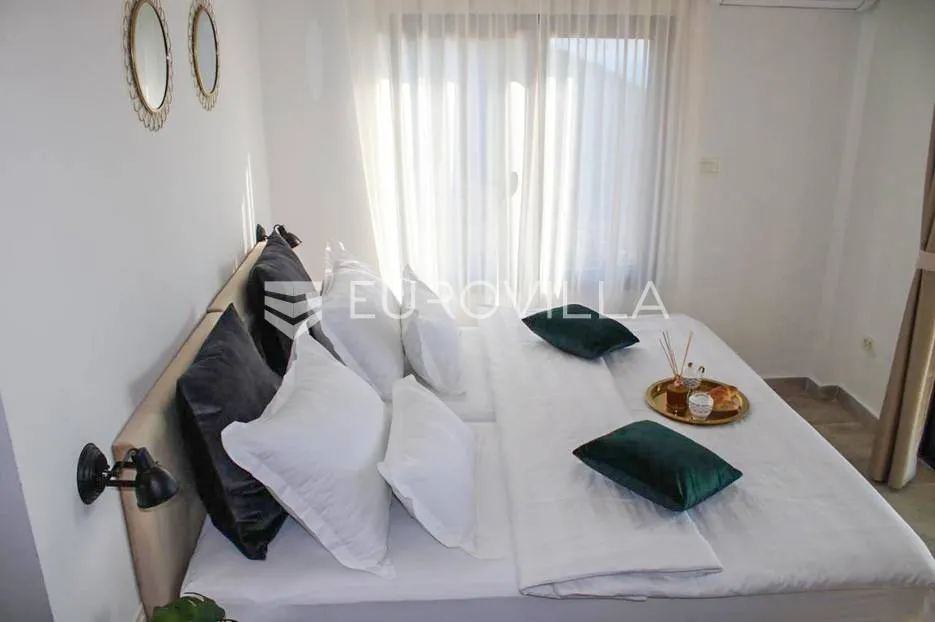 split, podstrana dvije vile s bazenima i pogledom na more - slika 24