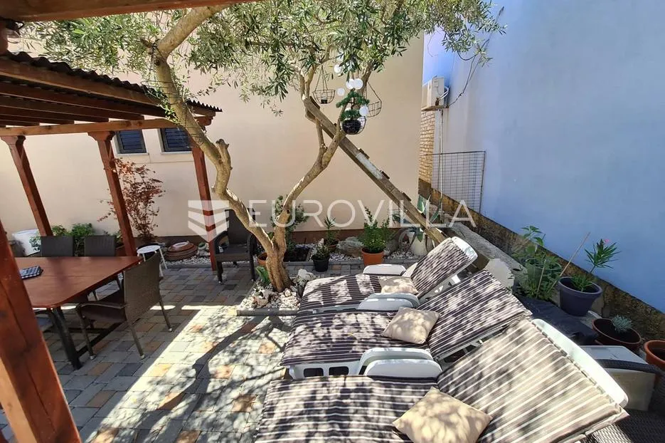 zadar, privlaka, moderna kuća sa tri apartmana u blizini mora - slika 31