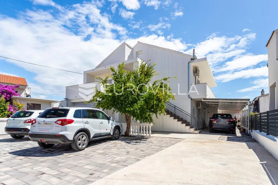 Vodice, apartmanska kuća – idealna investicija za turizam!