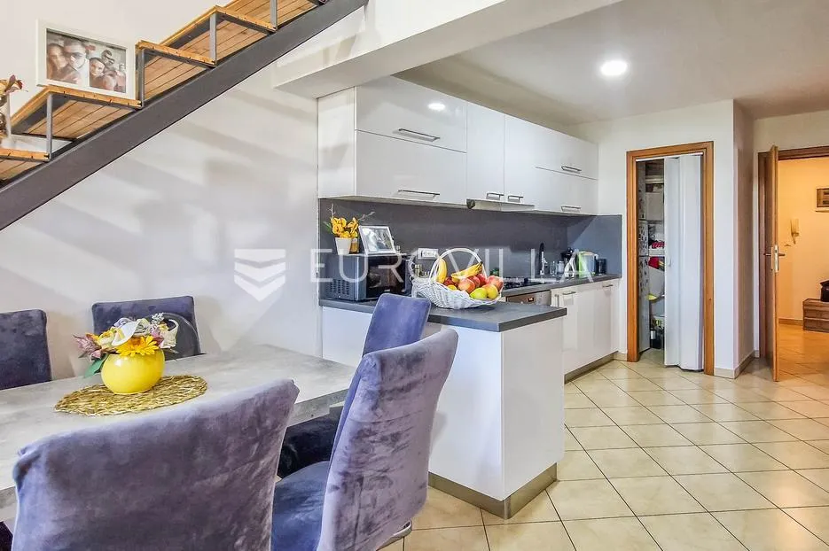istra, novigrad, stan 90 m² sa mansardom i dvije spavaće sobe - slika 2