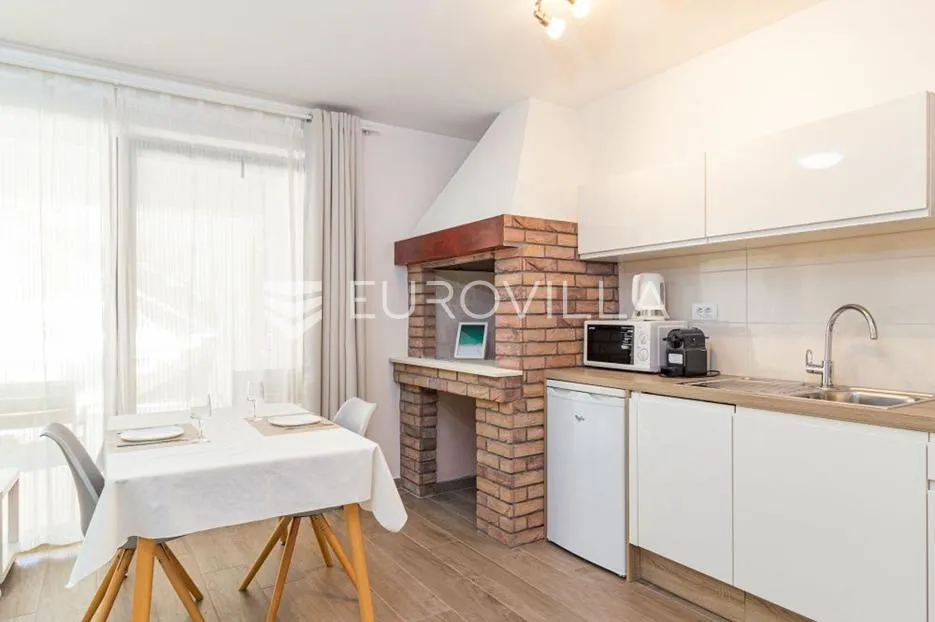 Istra, Ližnjan, moderan studio apartman za najam s terasom i parkingom
