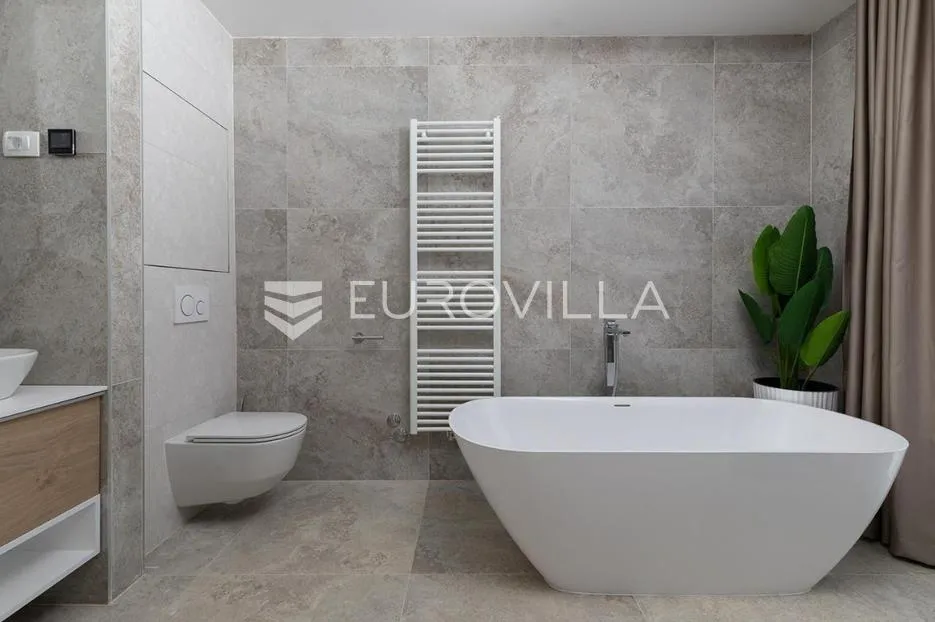 medulin, prekrasna villa od 350 m2, svega 6 m od mora s očaravajućim pogledom - slika 34