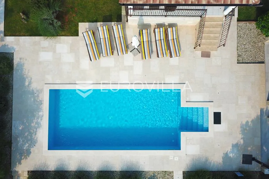 istra, svetvinčenat, 294 m² villa, bazen, jacuzzi te multifunkcionalno igralište na 2000 m² okućnice - slika 28
