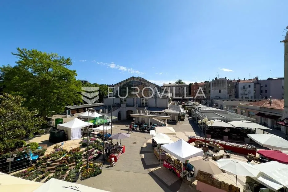 istra, pula, u centru grada moderno opremljen trosobni stan 85 m² - slika 2