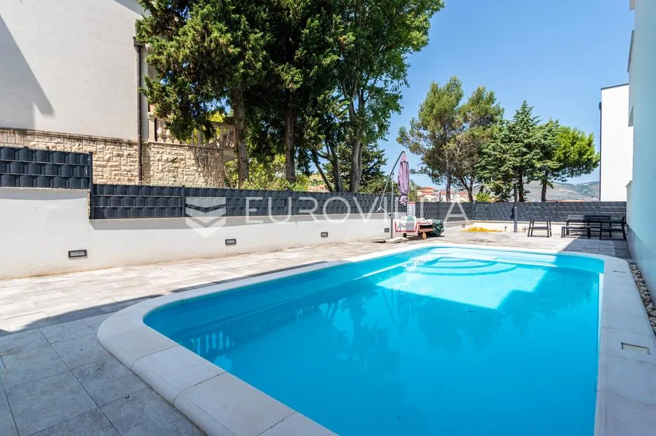 čiovo, okrug gornji, dizajnerski uređen dvosoban stan s krovnom terasom pogled na more, jacuzzi - slika 17