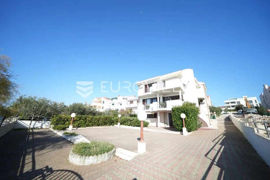 Zadar, Diklo vila prvi red do mora razvedena na tri etaže 377 m²