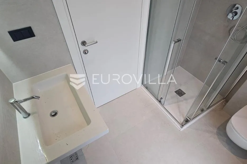 kaštela, penthouse od 102 m² treći kat s garažom povezan liftom - slika 8