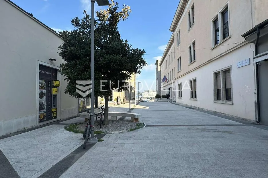 pula, centar, prostrani stan na traženoj lokaciji s pogledom na more - slika 11