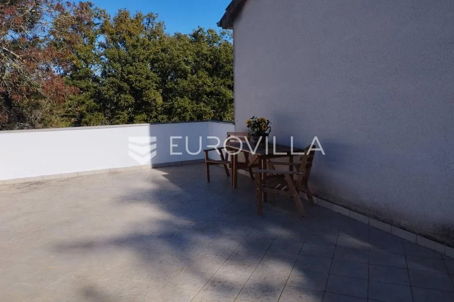 istra, poreč, kuća s dva stana, okućnicom i građevinskim terenom od 1687 m², prilika - slika 9