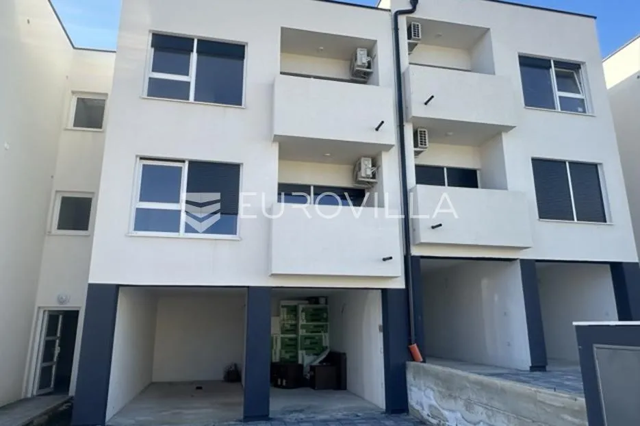 Istra, Medulin, novogradnja, svijetli trosoban stan 53 m² na 1. katu, odličnoj poziciji