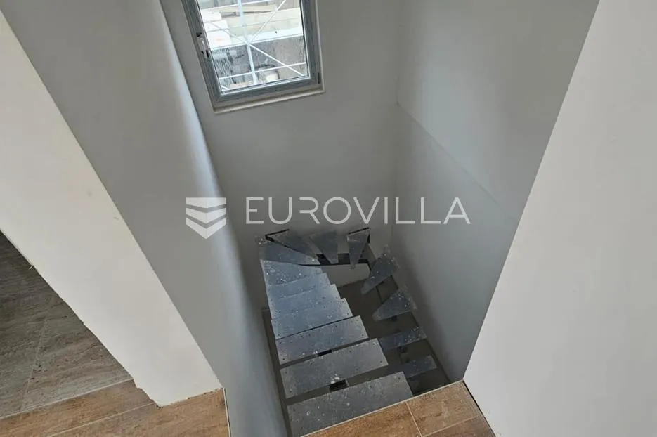 kaštela, penthous 143 m² trosoban stan s teresaom i garažom - slika 9
