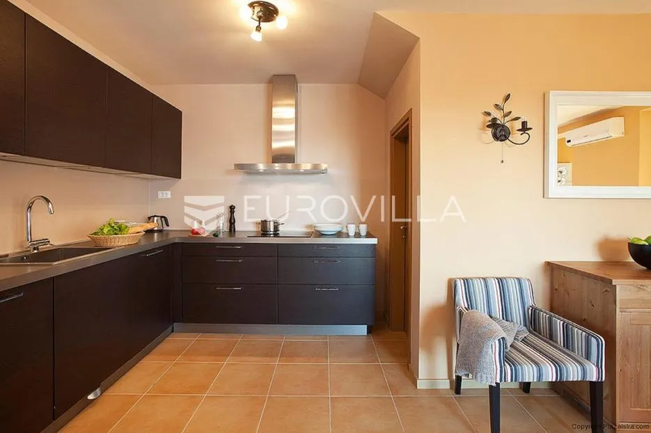 istra, svetvinčenat, vila s bazenom nkp 270 m2 - slika 12