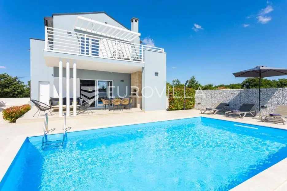 Istra, Svetvinčenat, moderna i elegantna vila NKP 230 m2, na uređenoj okućnici
