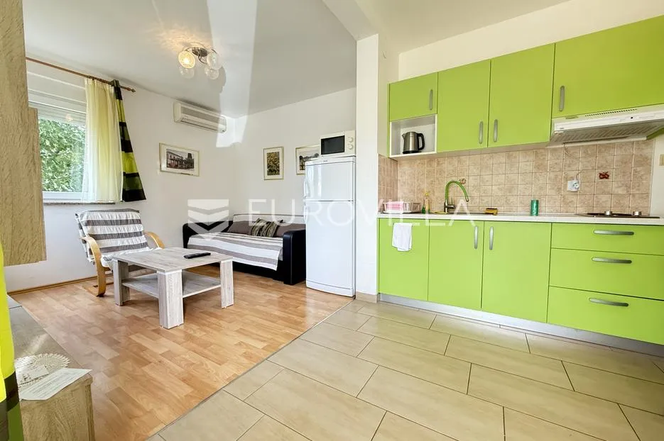 Fažana, Valbandon, dugoročni najam trosobnog stana u prizemlju s dvije terase, 56.18 m²