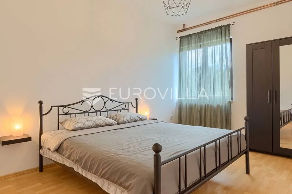 barban okolica, luksuzna vila 250 m² s sređenim vrtom, bazenom, hidromasažnom kadom i saunom - slika 16
