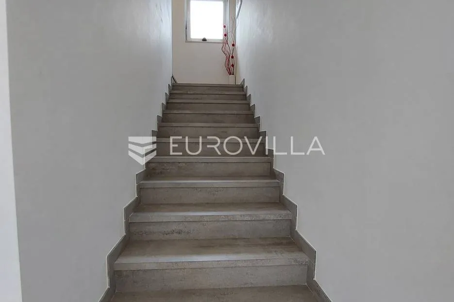 šišan, moderna villa s bazenom na mirnoj lokaciji - slika 17