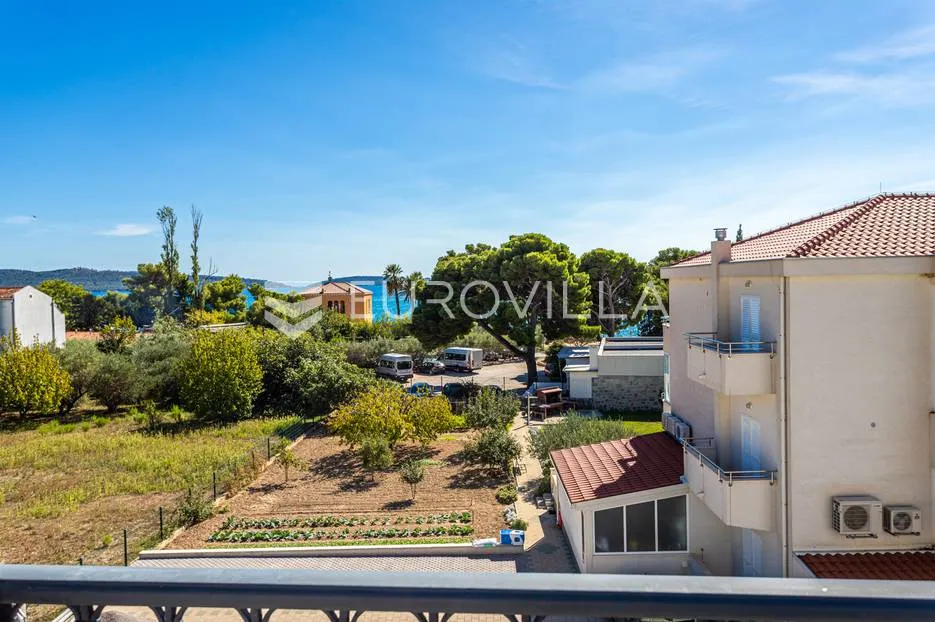 kaštel kambelovac, dvosoban stan s krovnom terasom, treći red od mora - slika 13