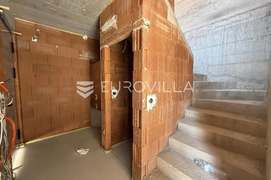 istra, ližnjan, elegantna dvojna novogradnja s vrtom 111 m² - slika 26
