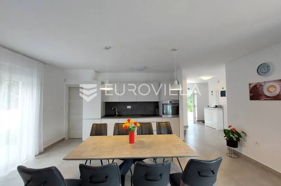 šišan, moderna villa s bazenom na mirnoj lokaciji - slika 9