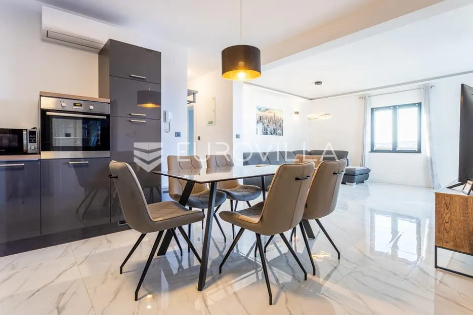 vodice, srima prekrasan penthouse, 50 metara od mora - slika 2