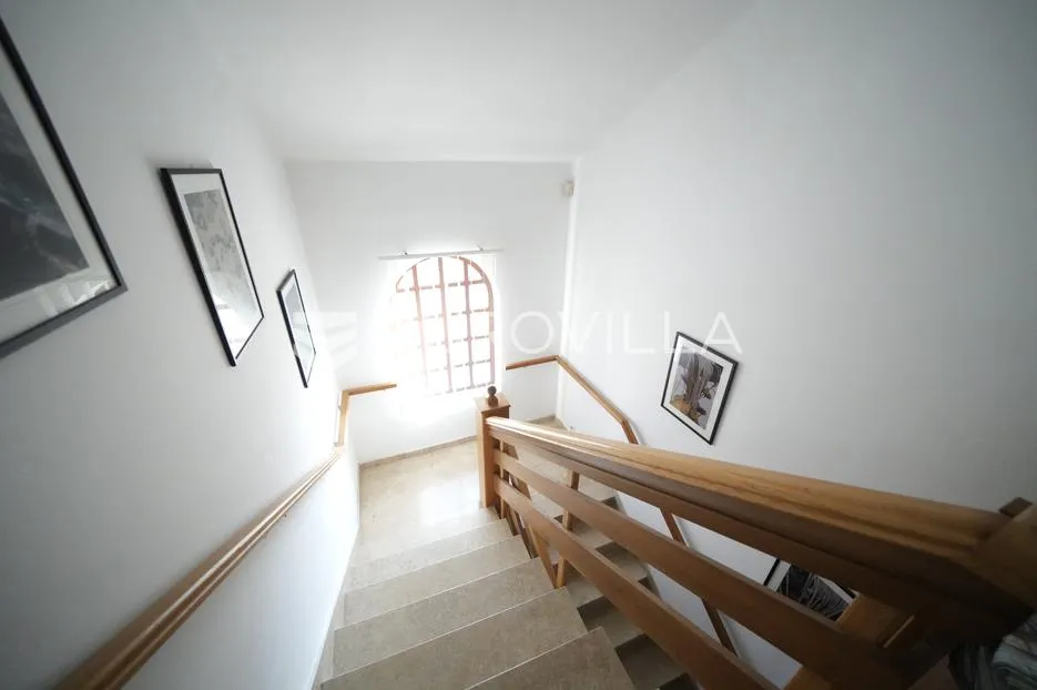 zadar, diklo vila prvi red do mora razvedena na tri etaže 377 m² - slika 18
