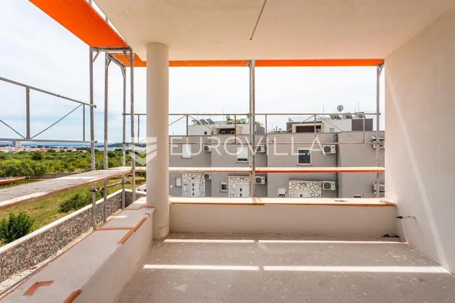 vodice, moderna novogradnja, trosoban stan s pogledom na more, 300 m od mora, 1k3 - slika 11