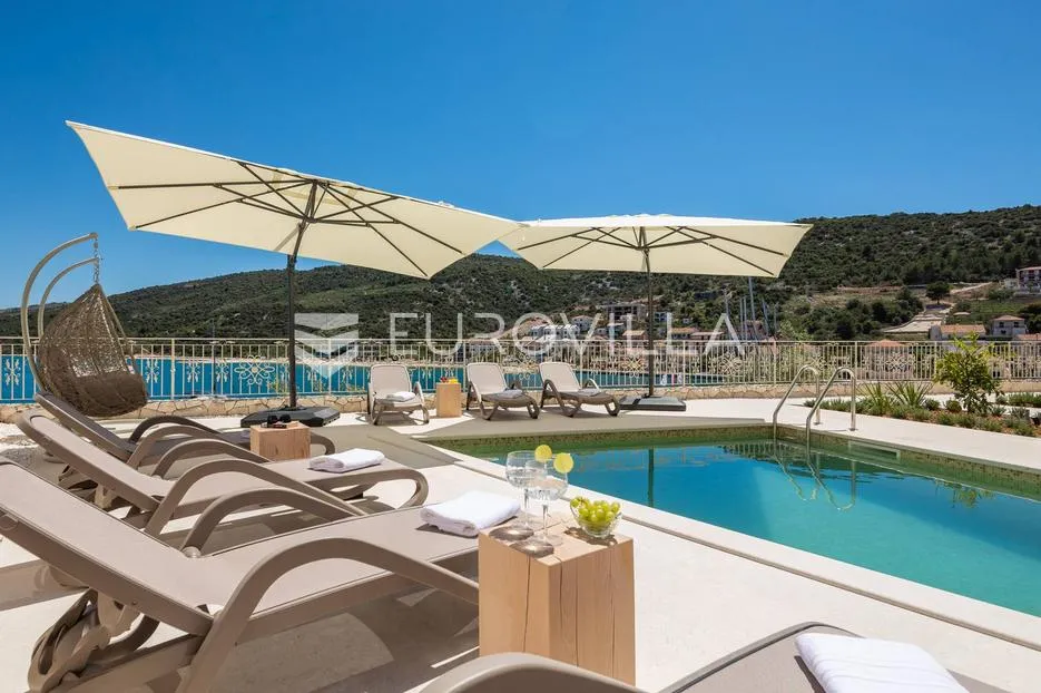 trogir, marina, namješten dvosoban stan studio apartman, prvi red do mora - slika 11