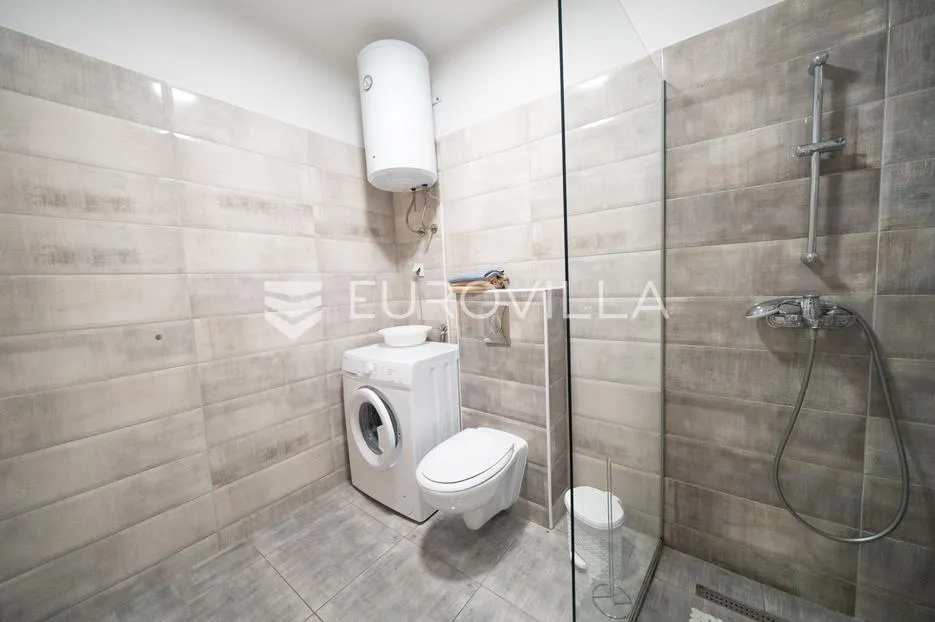 tisno, atraktivna višestambena nekretnina s tri funkcionalna stana i vrtom, površine 165,19 m² - slika 7