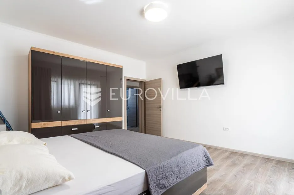 trogir, dvosoban stan s terasom i vrtom, dugoročan najam - slika 8