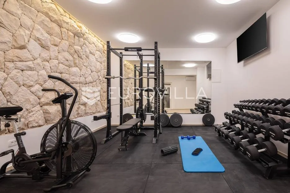 trogir, marina, namješten dvosoban stan studio apartman, prvi red do mora - slika 10
